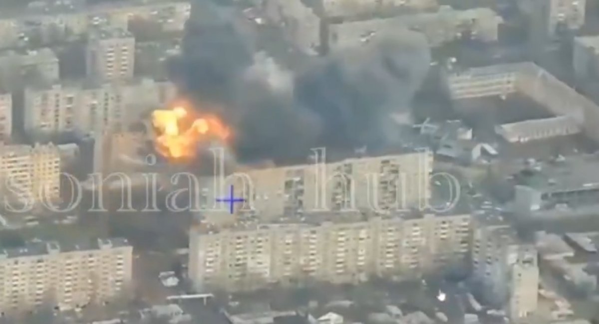 Footage reveals the moment Ukrainian Su-27 bomb tore through russian positions in a bold strike / screenshot from video 