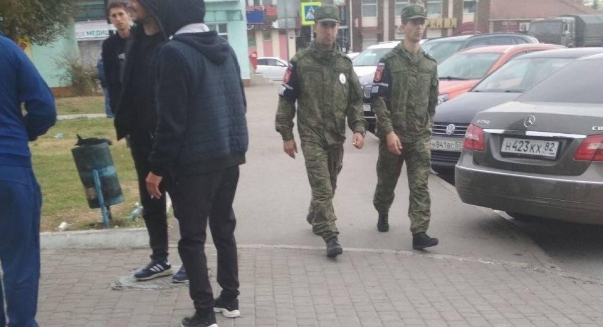 The russian occupiers patrol the streets of Dzhankoy / Photo credit: The Atesh partisan movement