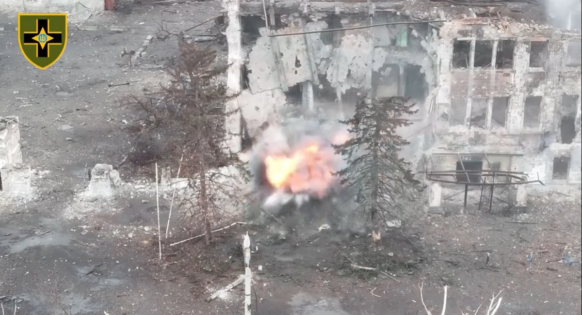 Tank crews from the 28th Brigade obliterate russian forces inside an industrial building / screenshot from video 