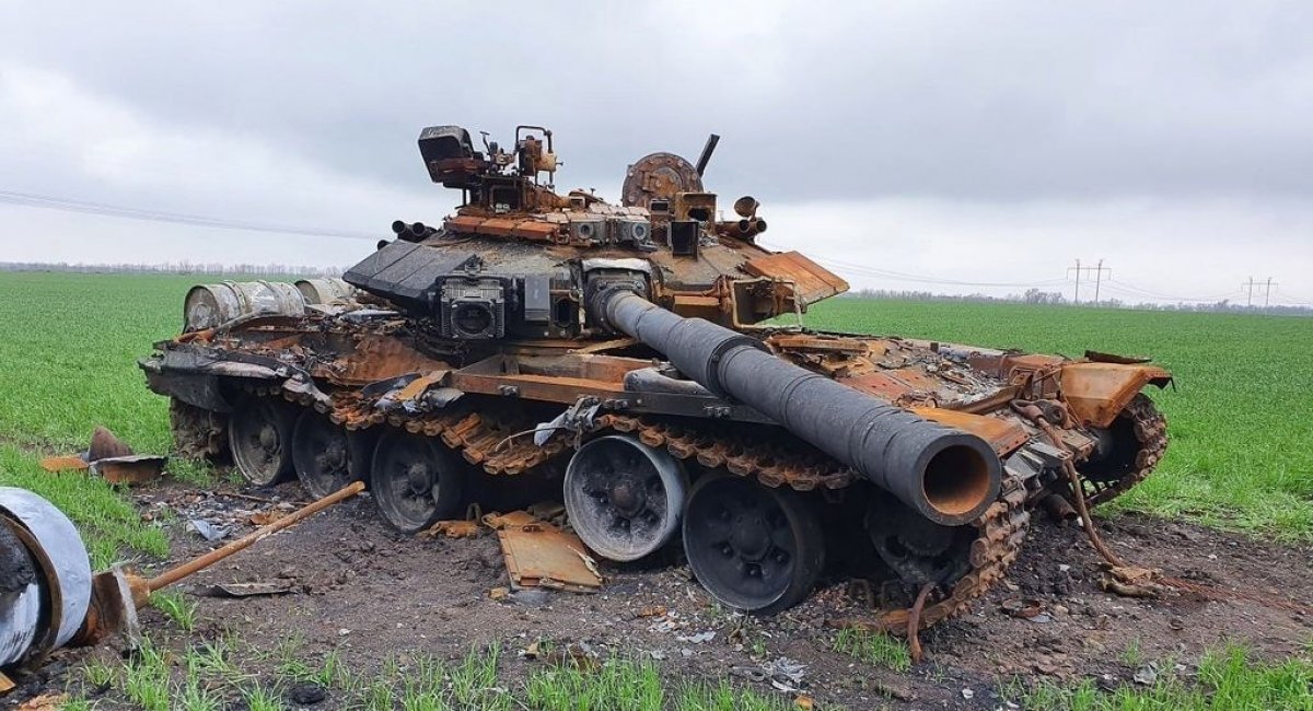 Illustrative photo: one of the first tanks of T-90 family destroyed in Ukraine, in April 2022 / Photo credits: Yaroslav Halas, Zenger News