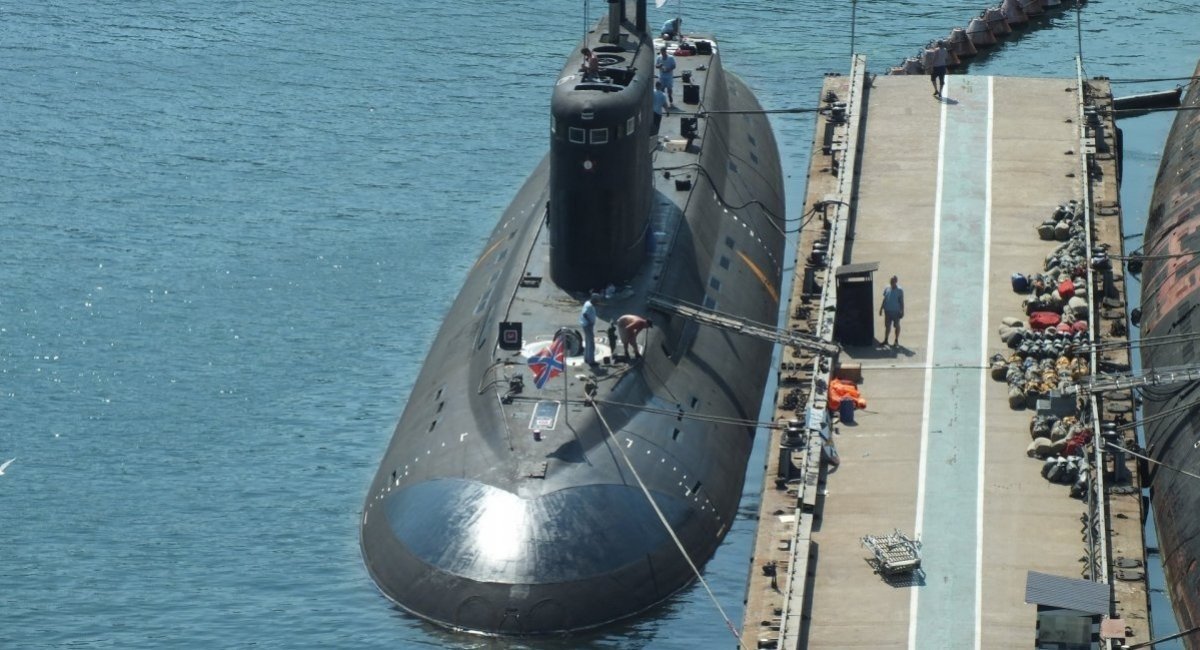 russian Rostov-na-Donu submarine before being hit by a Ukrainian missile / Open-source archive photo