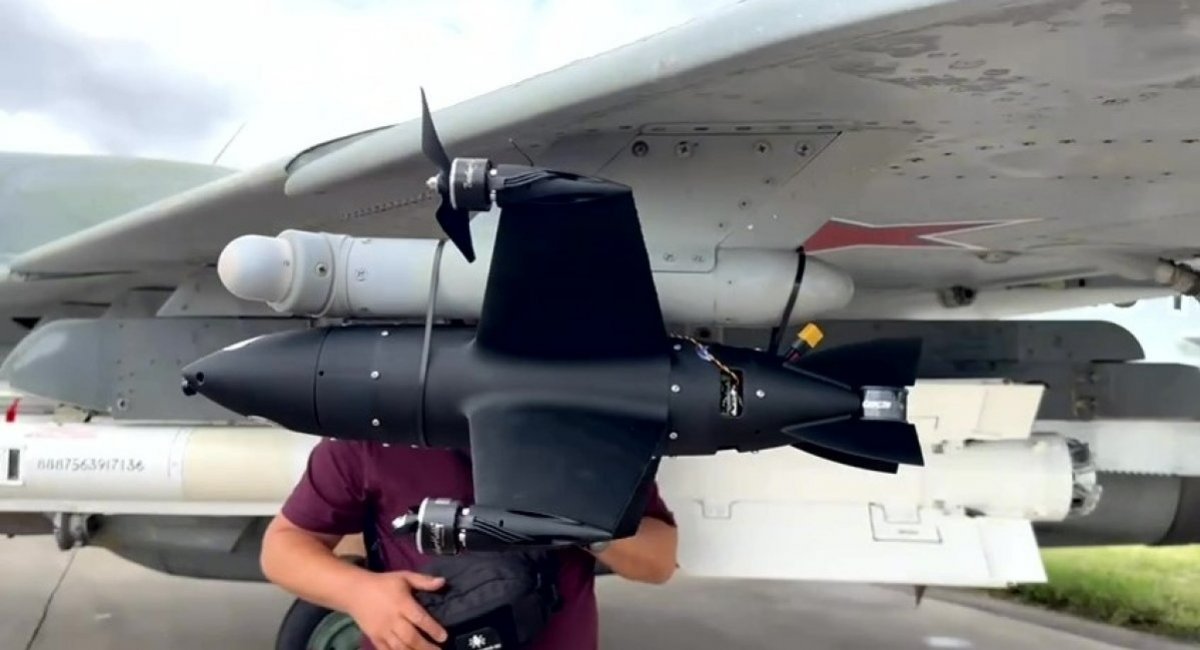 The anti-aircraft drone strapped to a fighter jet hardpoint in a joke video published by a russian UAV workshop / Photo source: russian media