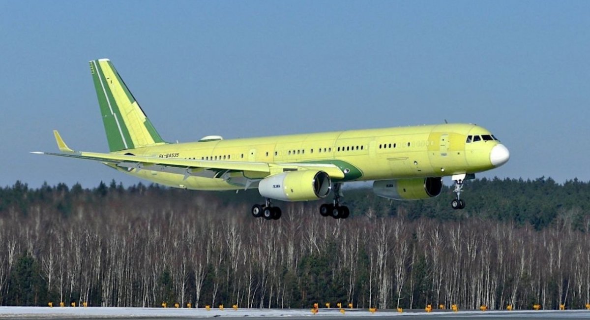 The Tu-214 passenger jet / open source 