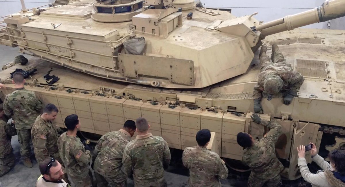 Installation of M19 and M32 tiles of the ARAT explosive reactive armor system on an M1 Abrams main battle tank / Illustrative photo credit U.S. Army