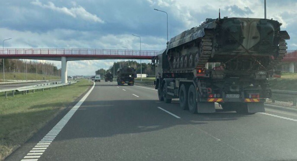 Allegedly, this T-72 tank is going to Ukraine. But there was no official announcement of that / Open source photo / Credit: Twitter, Visegrad 24