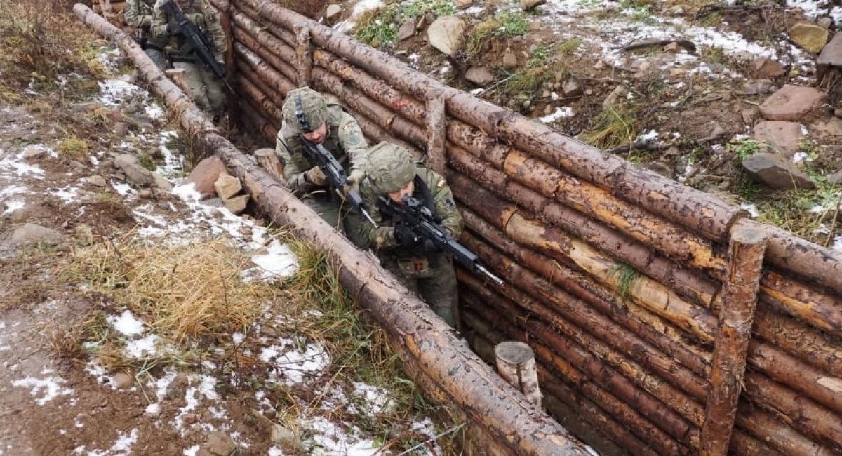 Spanish soldiers practice trench assault / Photo credit: Spanish Ministry of Defense