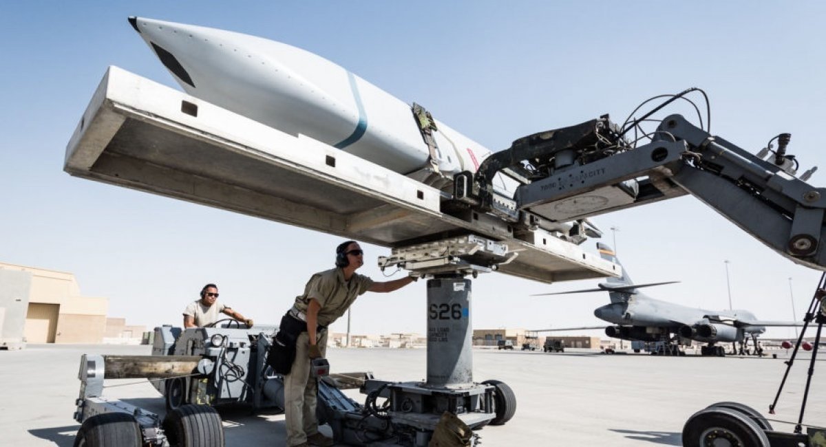 Preparation of the AGM-158 missile for use with the B-1B Lancer bomber / Open source photo