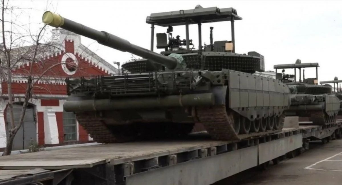 russian T-80BVM main battle tanks, fitted with cope cages and ready for fightings in Ukraine / Open-source illustrative photo