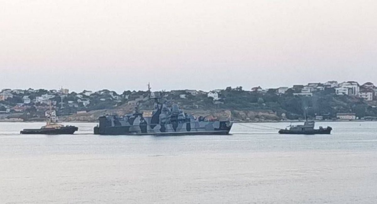 Samum corvette is being towed to the Sevastopol bay after the Ukrainian drone strike / Open source photo