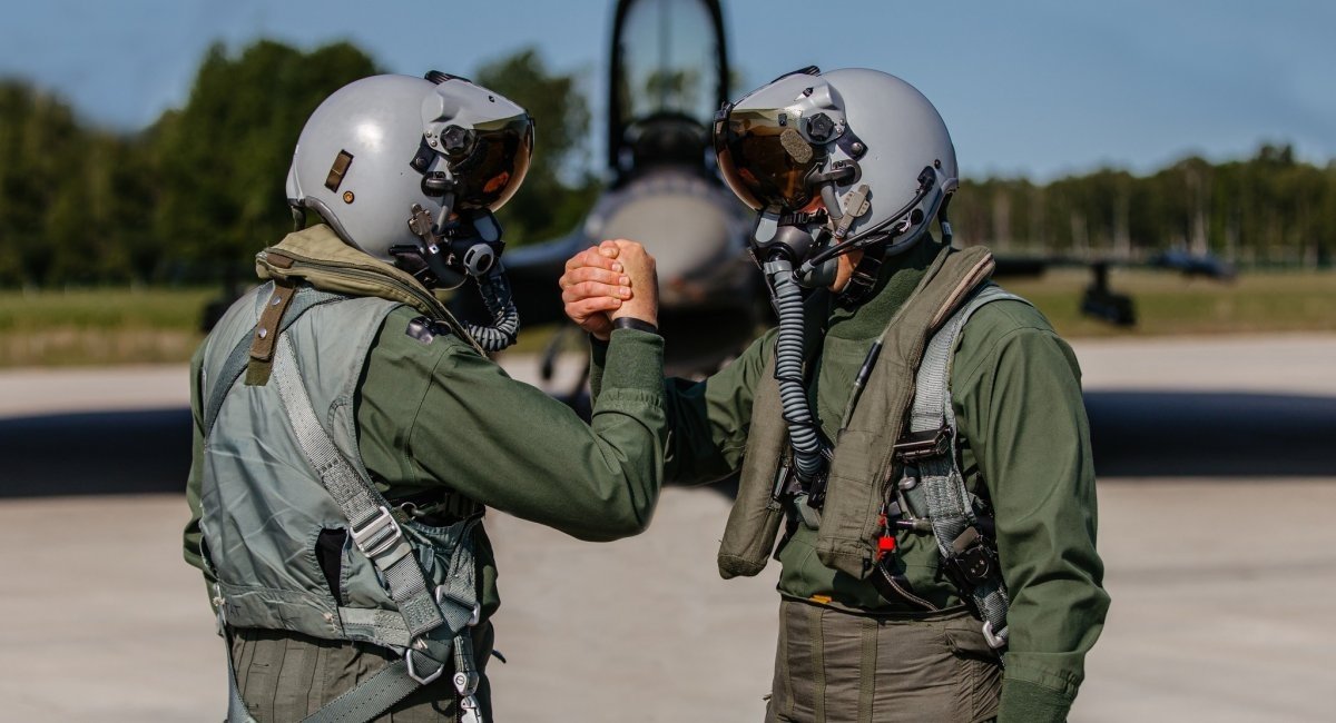 Pilots of the Romanian Air Force / Photo credit: Forţele Aeriene Române/Romanian Air Force