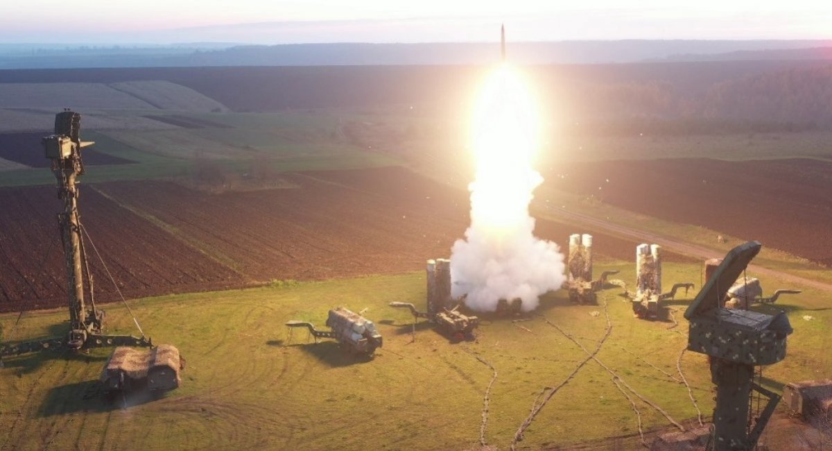 A Ukrainian S-300 air defense battery launches a missile / Photo credit: Air Command West of the Ukrianian Armed Forces