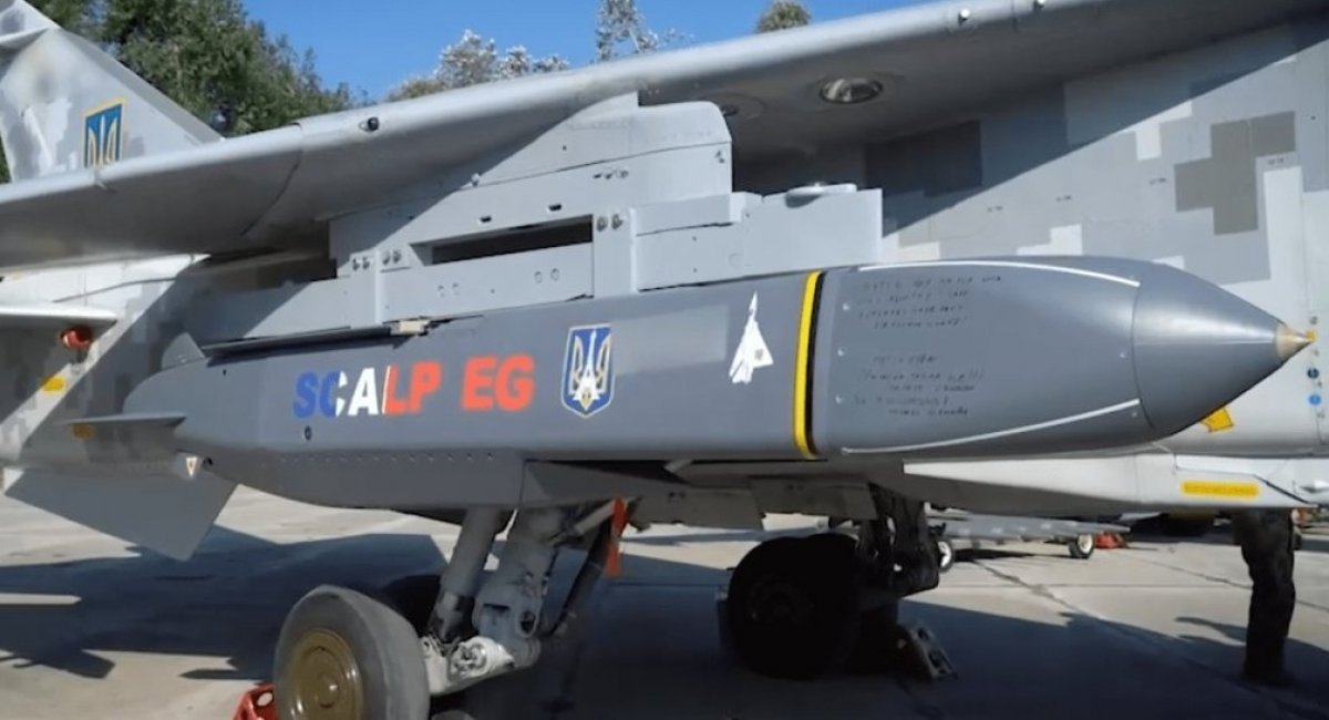 French SCALP-EG cruise missile under the wing of Su-24M tactical bomber, August 2023 / Open source photo