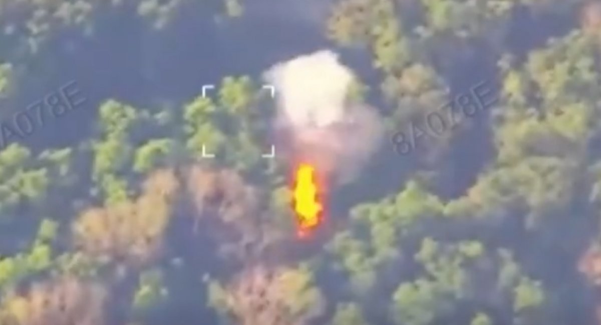 russian 2S7 Pion self-propelled artillery system on fire / screenshot from video 