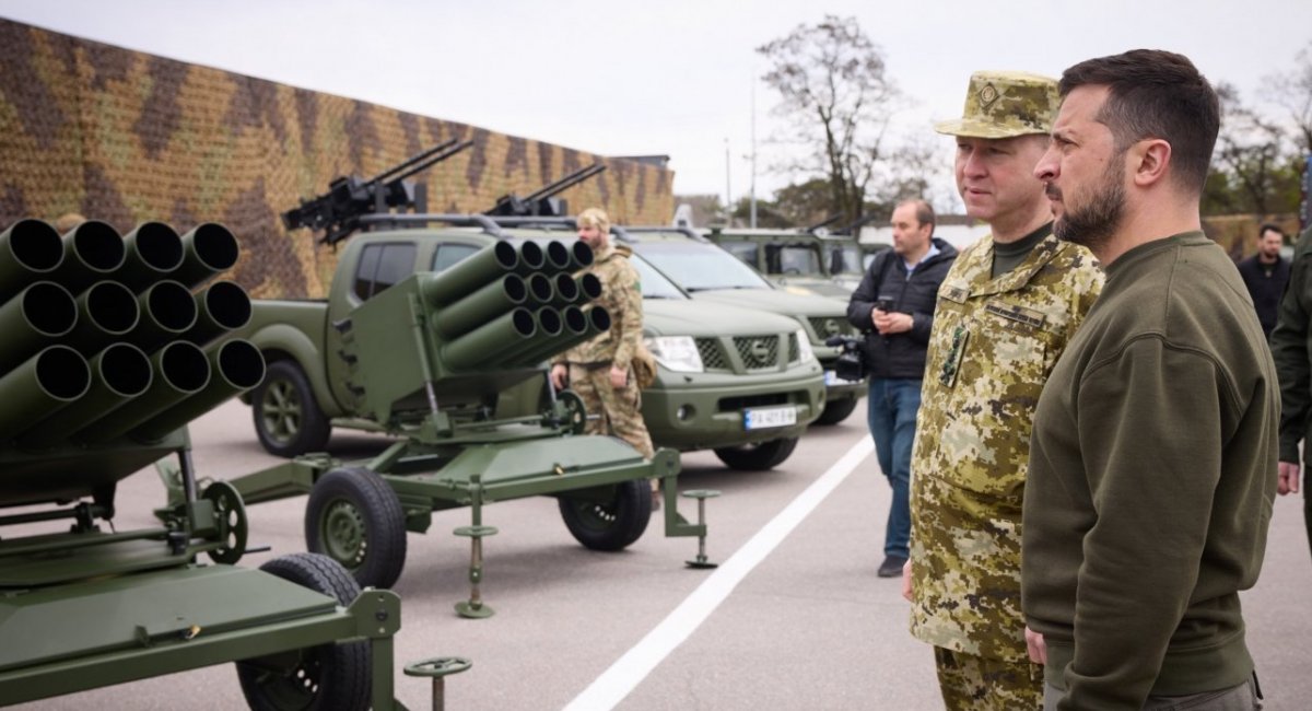 The President of Ukraine, the border guards and the RAK-SA-12 128mm rocket launchers / Photo credit: The State Border Guard Service of Ukraine