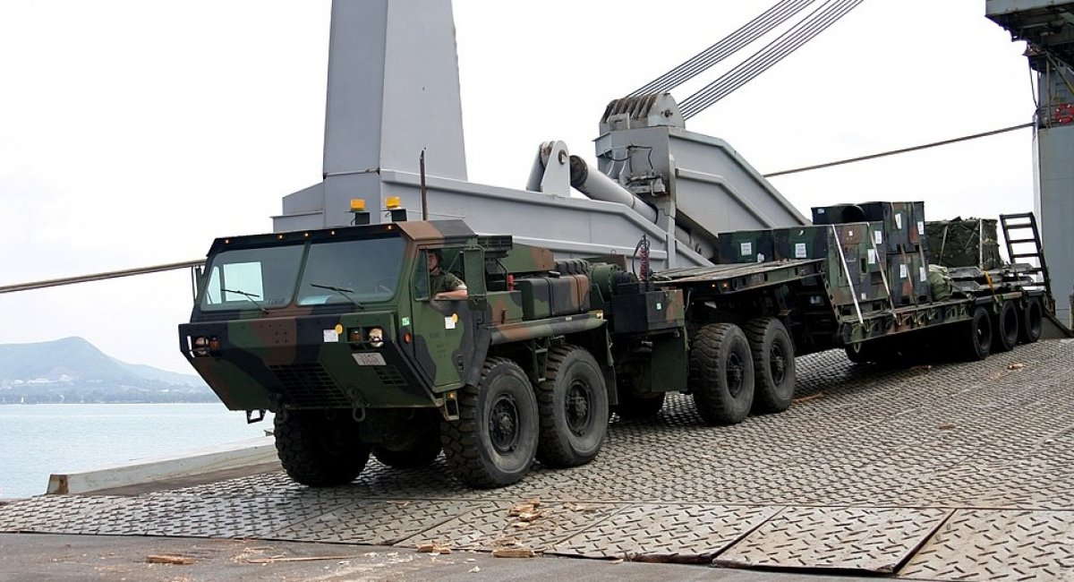 LVS fifth-wheel variant, towing an M870A2 semitrailer - Illustrative photo from open sources