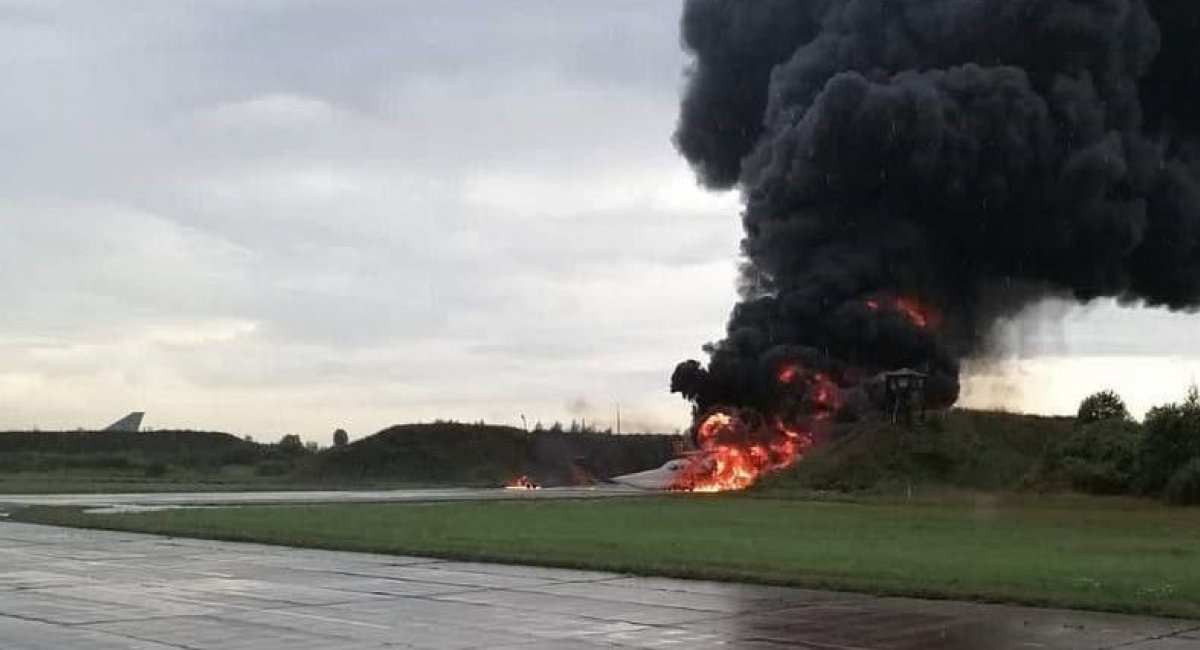 Tu-22M3 on fire at the air base near Soltsy / Open source photo