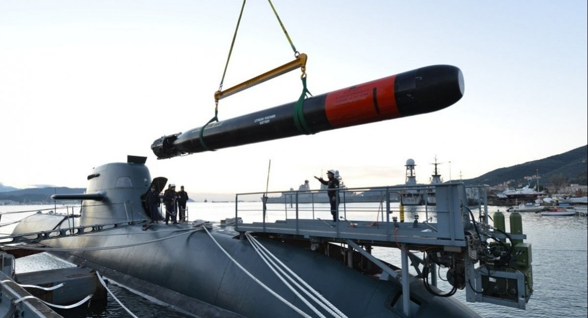 The process of loading a Black Shark Advanced torpedo onto a submarine / Photo credit: Leonardo