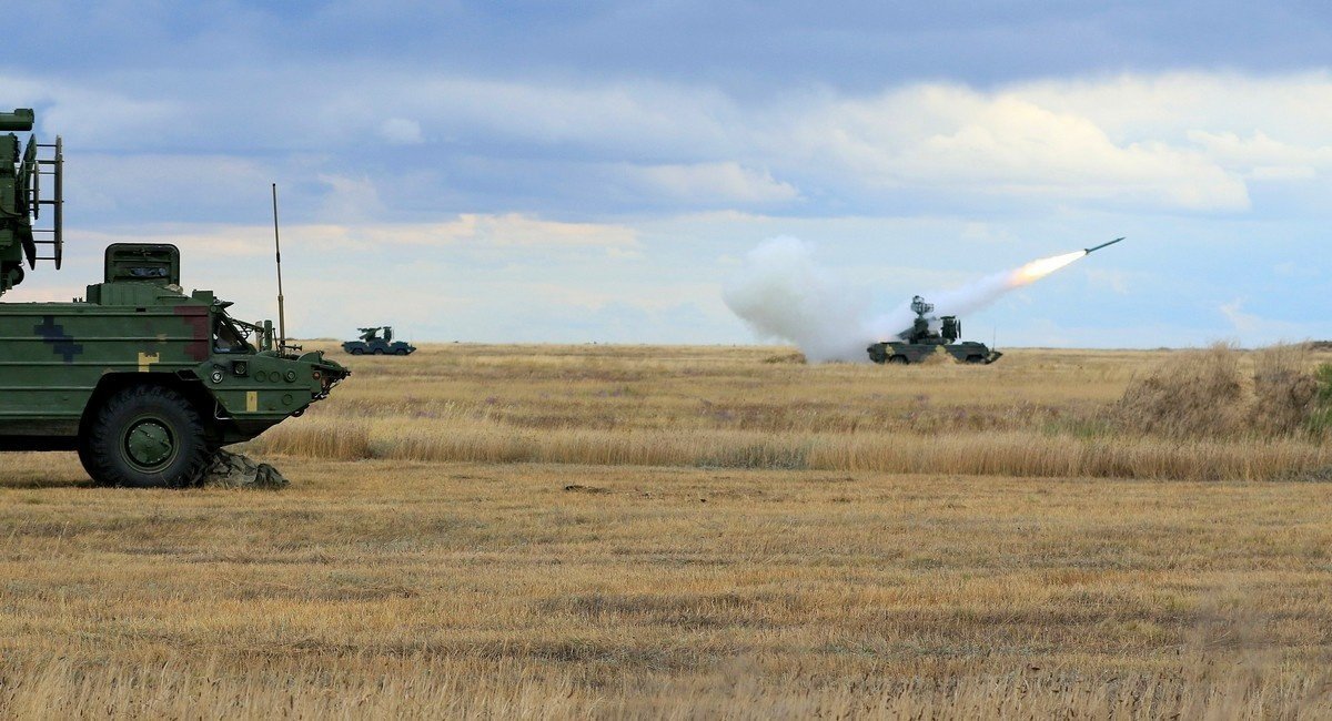 The crews of the "Osa" anti-aircraft missile system are training to shoot down air targets. Pre-war photo / Photo credit: АрміяInform