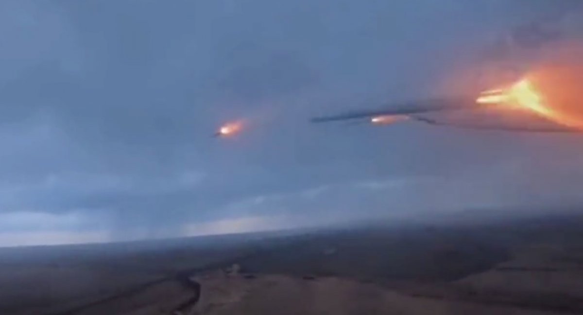 Ukrainian Su-25 Blue 48 aircraft launching S-13 122 mm unguided rockets / screenshot from video 