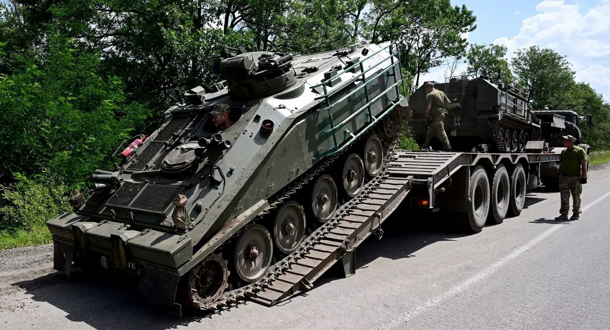 Ukrainian soldiers unload two FV103 Spartan APCs in eastern Ukraine, on July 9, 2022. / Photo credit: Miguel Medina, AFP