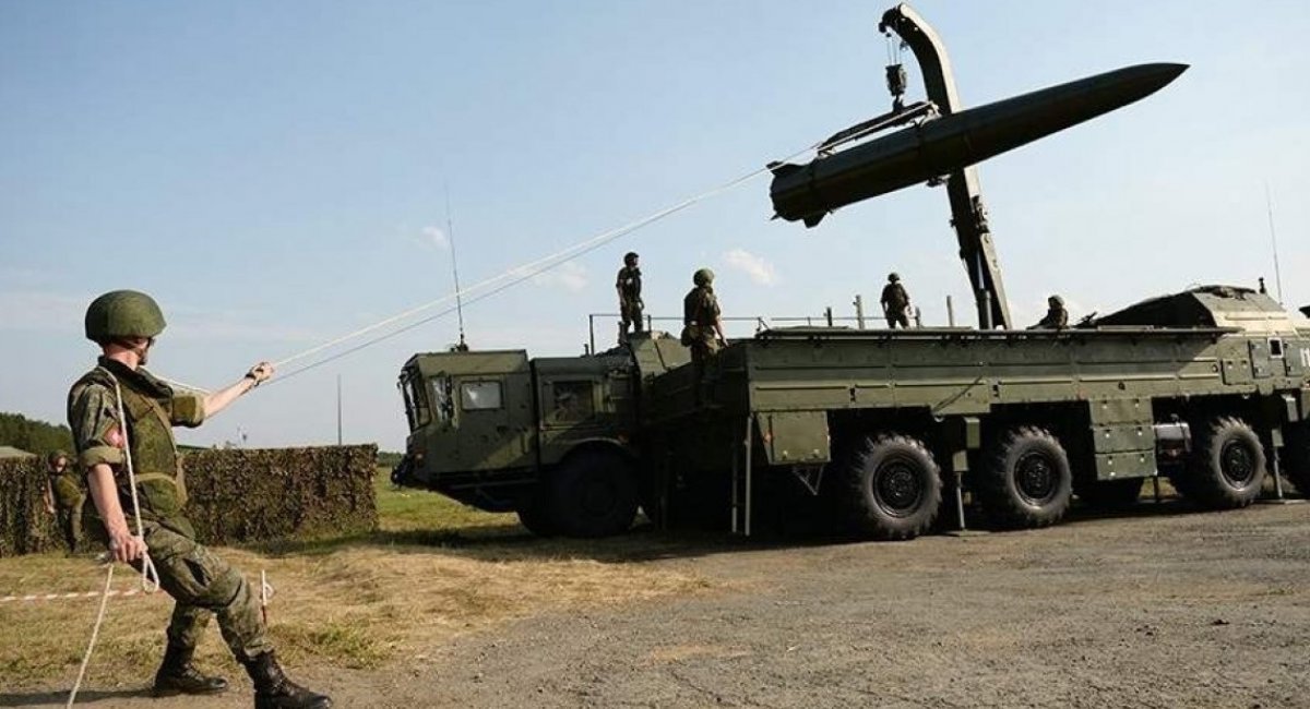 Russian military personnel prepare to launch a ballistic missile from an Iskander system / Photo credit: illustrative pre-war image