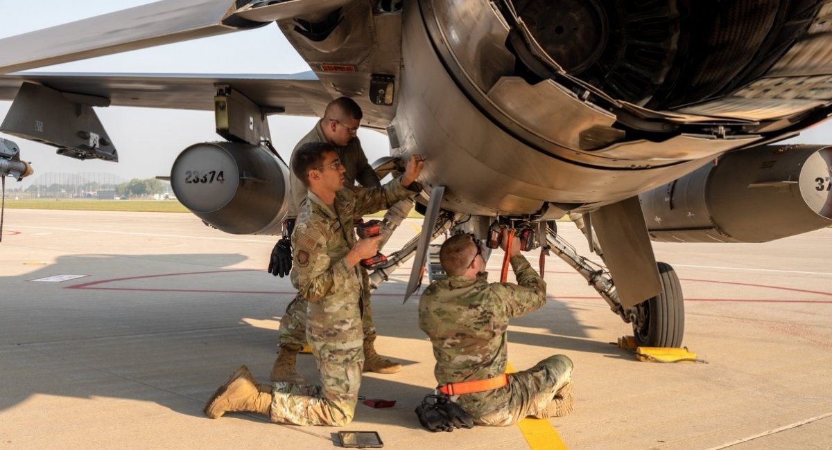 F-16 maintenance / Illustrative photo credit: U.S. Department of Defense