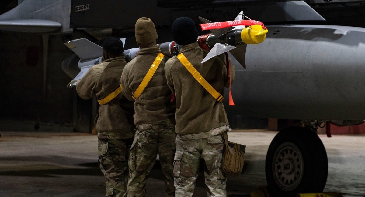 American soldiers carrying an AIM-9M / Illustrative photo credit: U.S. Department of Defense
