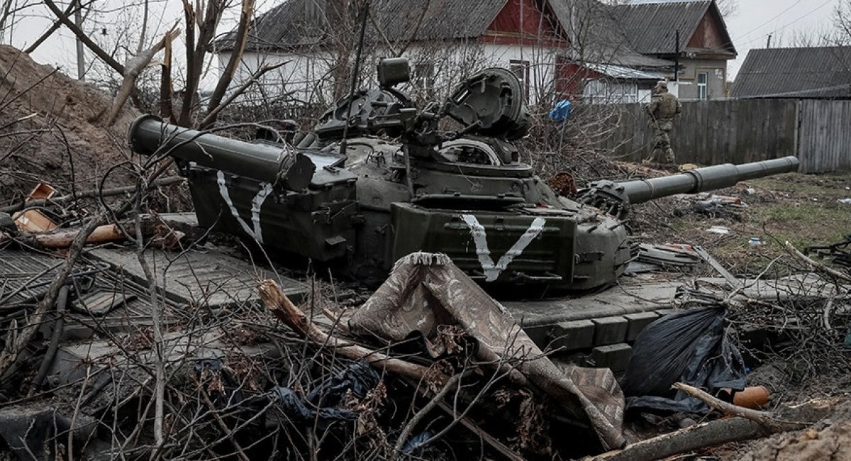 Photo for illustration / russian T-72 tank, that was destroyed by Ukrainian troops
