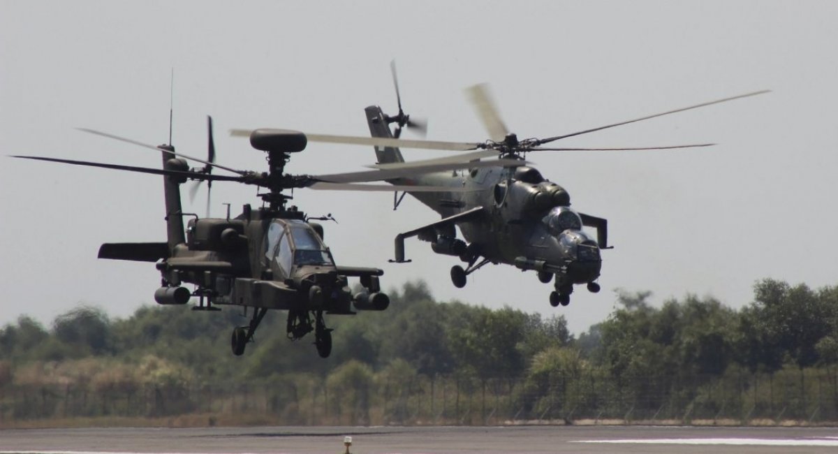 The AH-64 Apache and Мі-24 / Illustrative photo from open sources