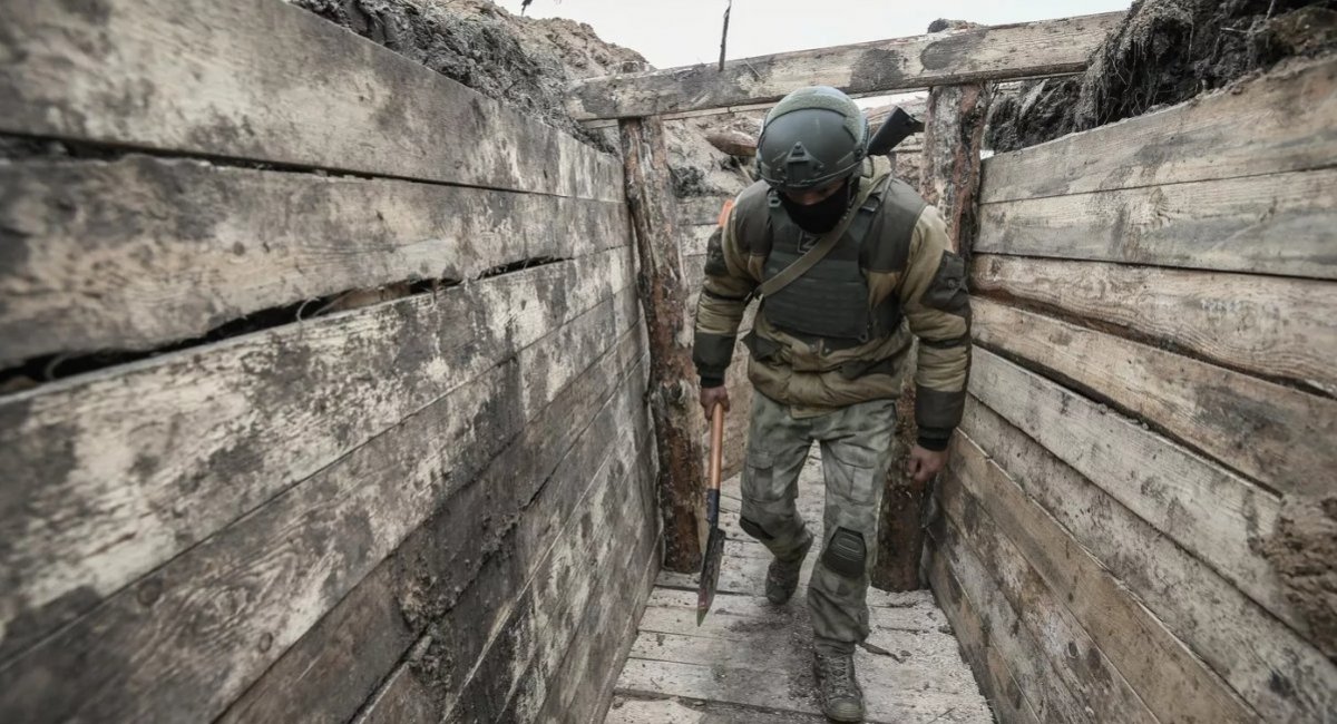 russian soldiers walks in a trench dug inunspecified location in the Zaporizhzhia region, Ukraine / Photo source: russian media