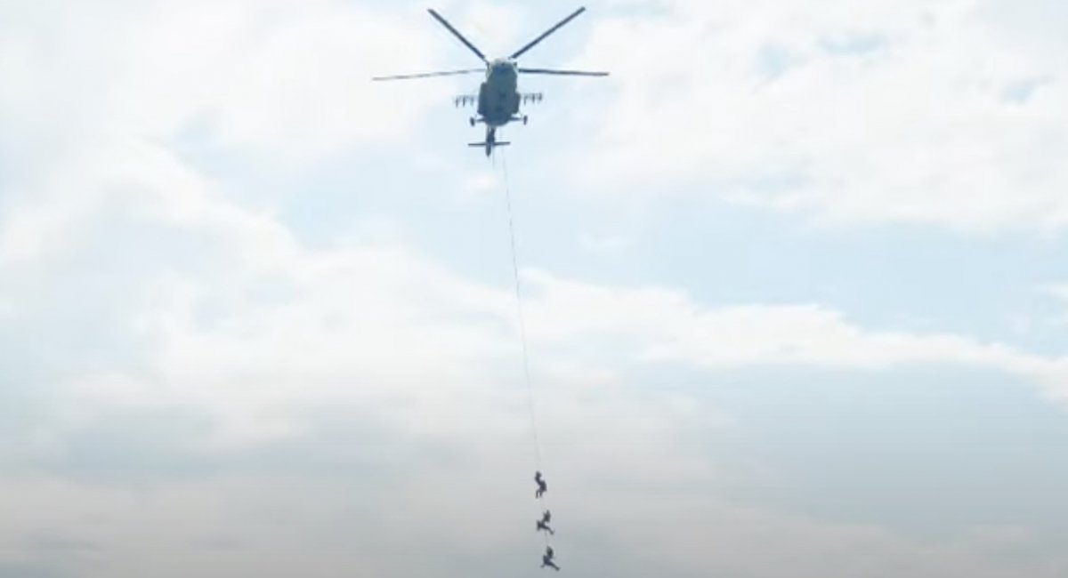 Fighters of the 8th Separate Regiment practiced rapid and covert deployment from helicopters, improving their battlefield agility and stealth / screenshot from video 
