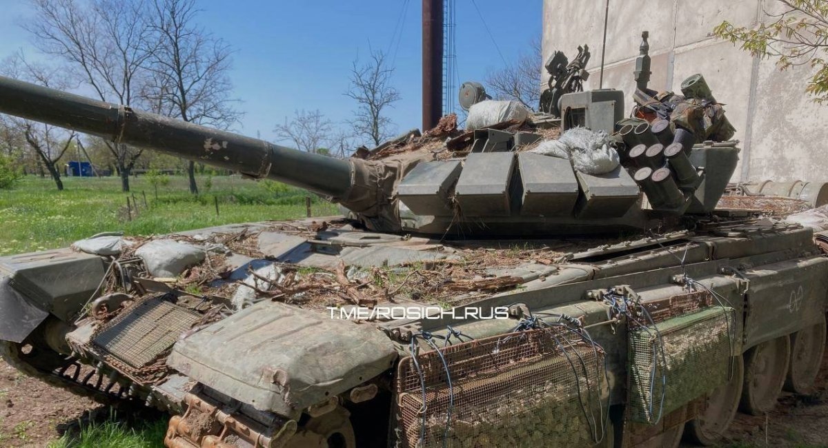 Illustrative photo of russia's T-72 with stones' protection / Open source photo