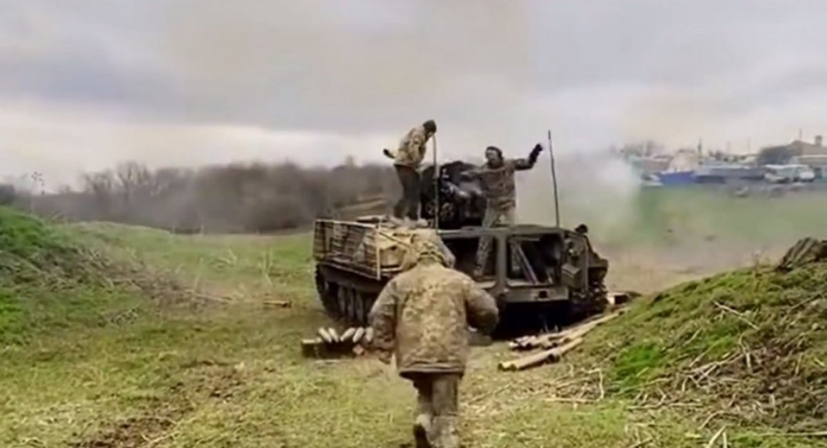 Soldiers of the Armed Forces of Ukraine train in using the improvised howitzer based on a D-44 on top of the MT-LB against the russians, May 2023 / Still image of video from social media