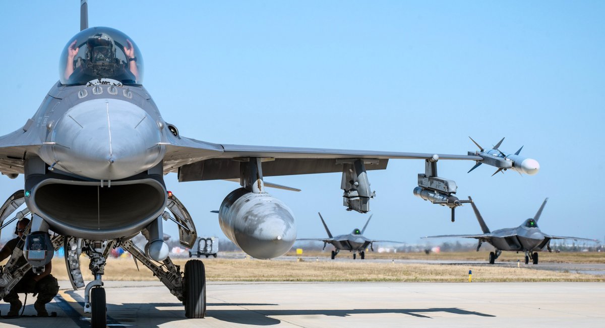 Pentagon Begins Work on 1,600-km Air-to-Air Missile: What Could Such a Weapon Look Like?