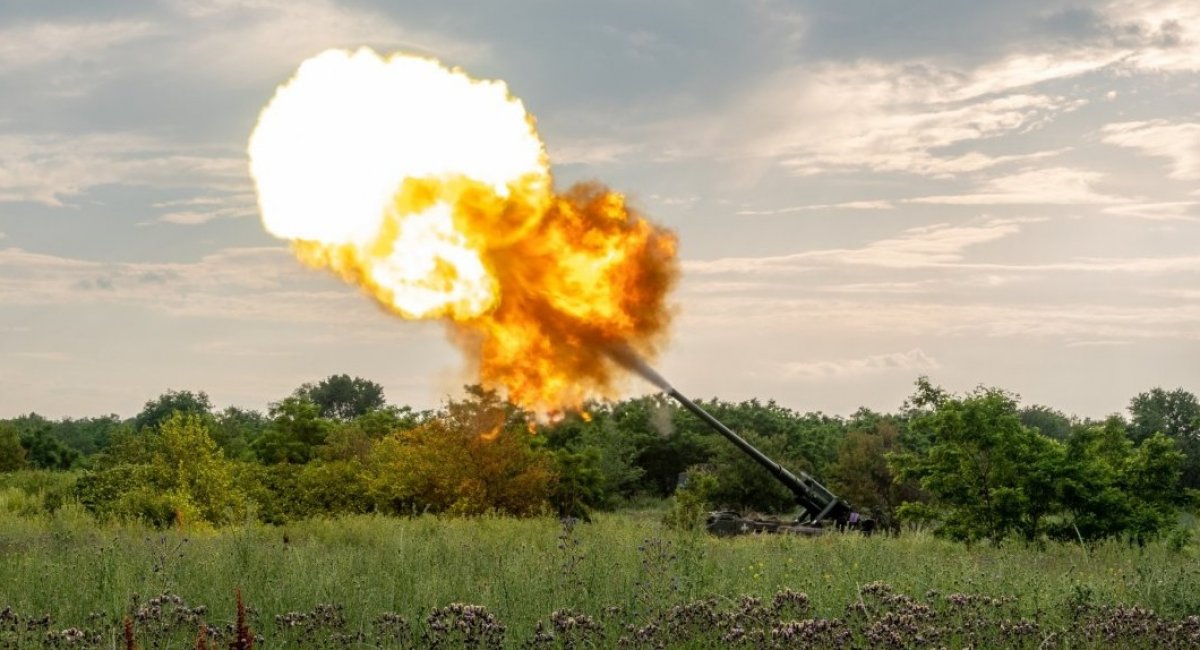 Ukrainian artillerymen fire a 2S7 Pion howitzer, August 2023 / Photo credits: Andrii Korchahin, 43rd Artillery Brigade