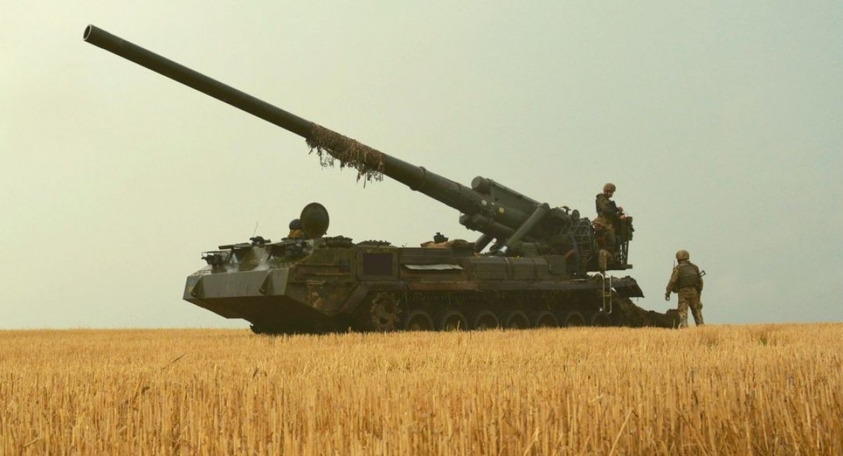 Ukrainian 2S7 Pion Soviet-made self-propelled 203mm heavy artillery