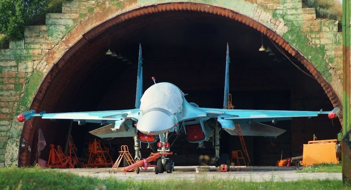 Su-34 fighter against the background of an old Soviet shelter / Open-source photo