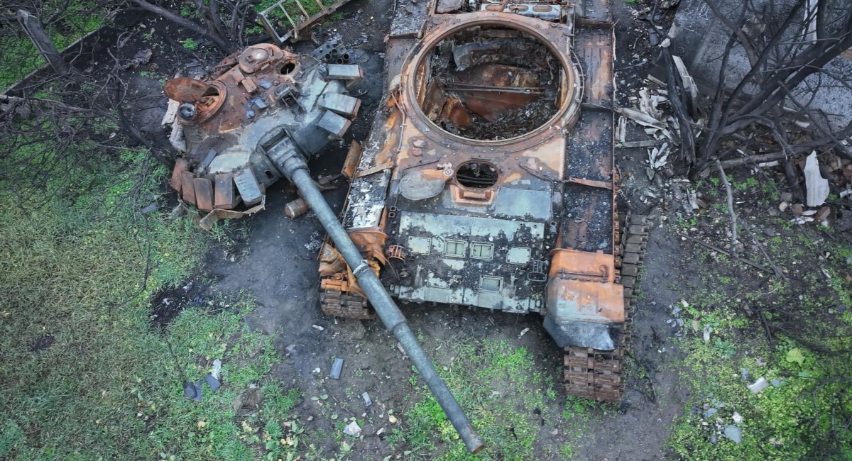 Aerial view of a destroyed russian T-72B3 tank / Photo credit: https://twitter.com/Arslon_Xudosi