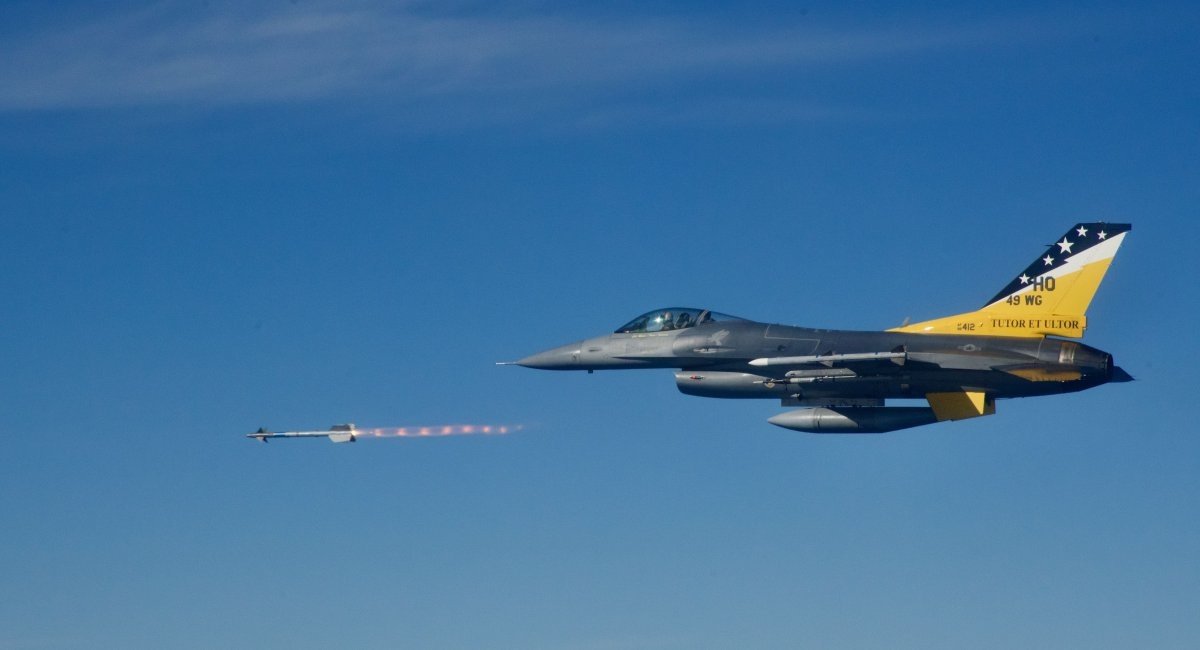 An F-16 Fighting Falcon fires an AIM-9M Sidewinder / Illustrative photo credit: U.S. Air Force photo by 1st Lt. Savanah Bray