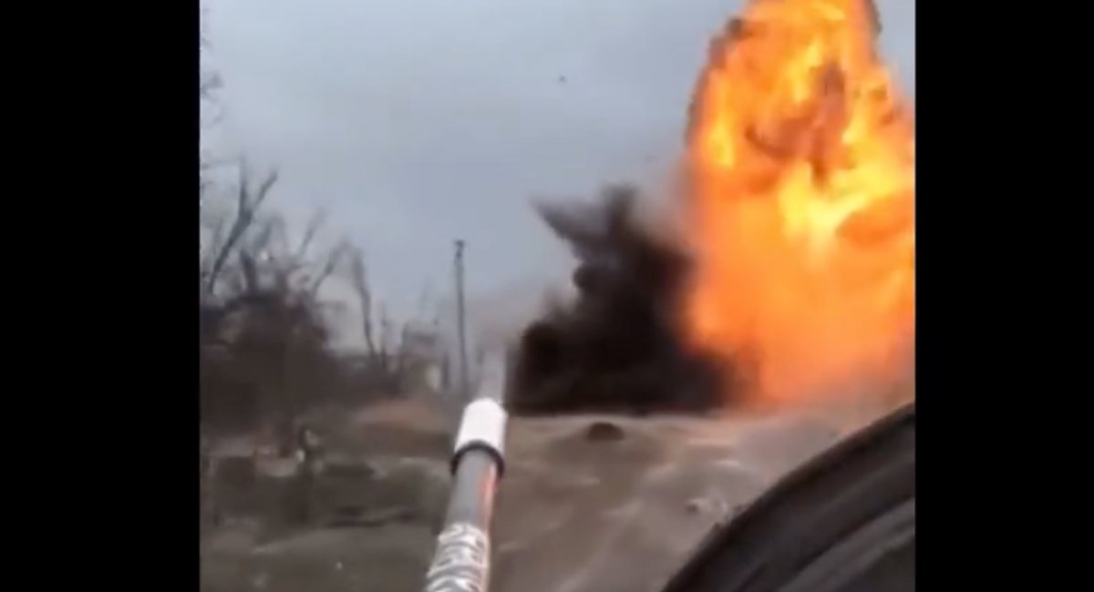 The moment of destruction of russian T-80BV main battle tank / screenshot from video 