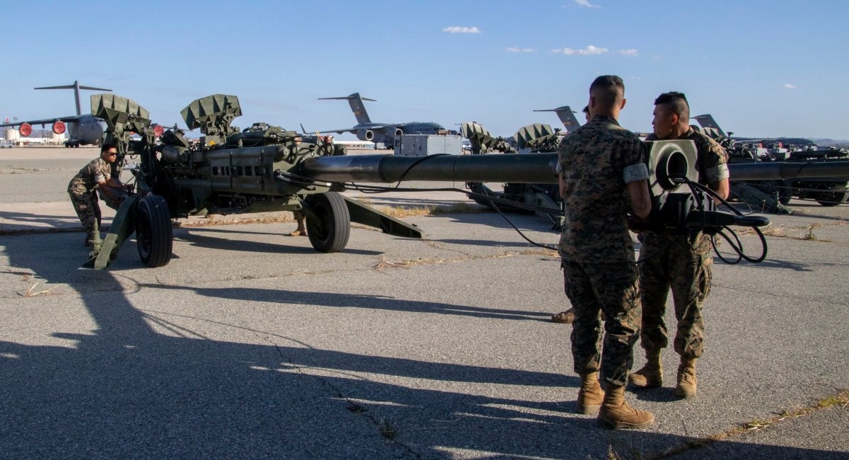 US Marine Corps marines loading an M777 towed howitzer for further transportation to Ukraine. And there will be more if the $40 billion package comes into force / Photo credit: US Department of Defense