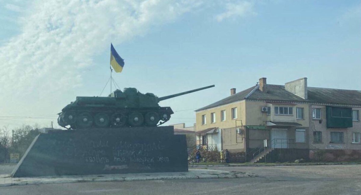 Ukrainian flag on the monument in Bilozerka, outskirts of Kherson / Photo credit: open sources, Ministry of Defense of Ukraine