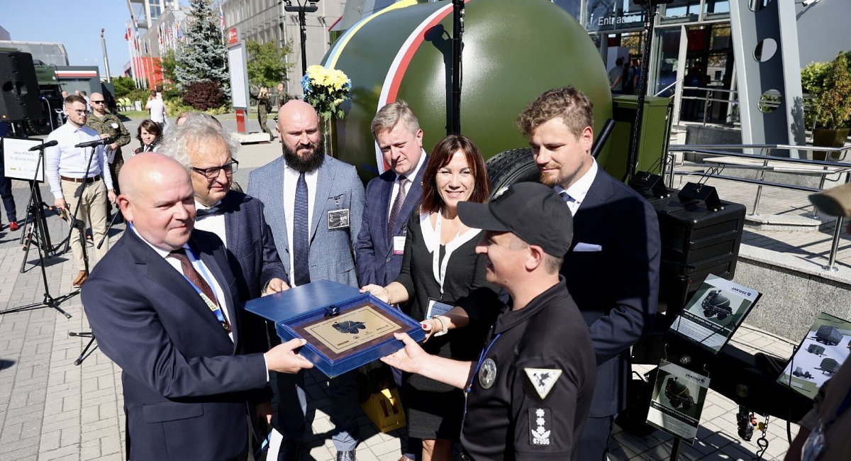 Symbolic handover of the explosion-proof container to the Ukrainian side. Wiktoria explosion-proof container on Zasław chassis in the background / Photo credit: Targi Kielce