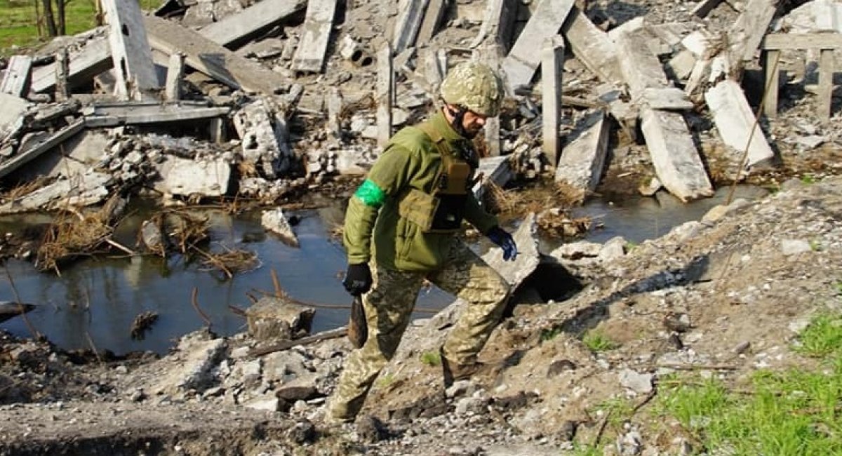 A Ukrainian servicemen observing the battlefield / Photo credit: General Staff of the Armed Forces of Ukraine