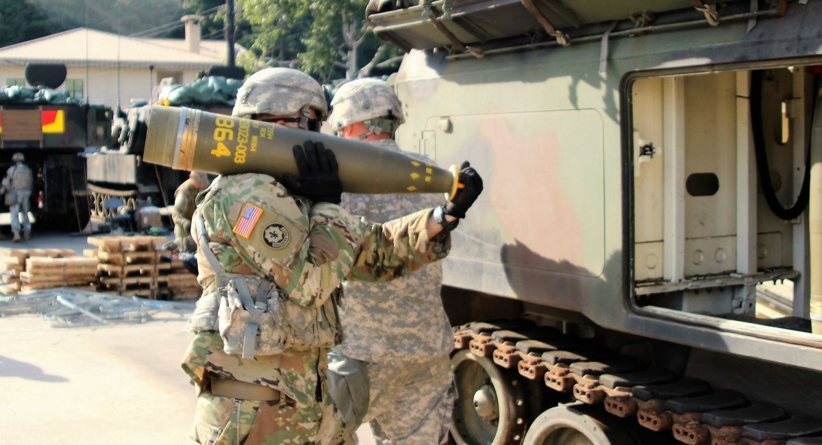 An American soldier carries a DPICM M864 cluster shell / Illustrative photo credit: US Department of Defense