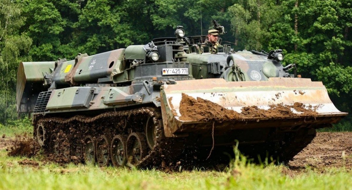 The Pionierpanzer Dachs Armored Engineering Vehicle is based on the Leopard 1 Main Battle Tank Chassis / Open source photo