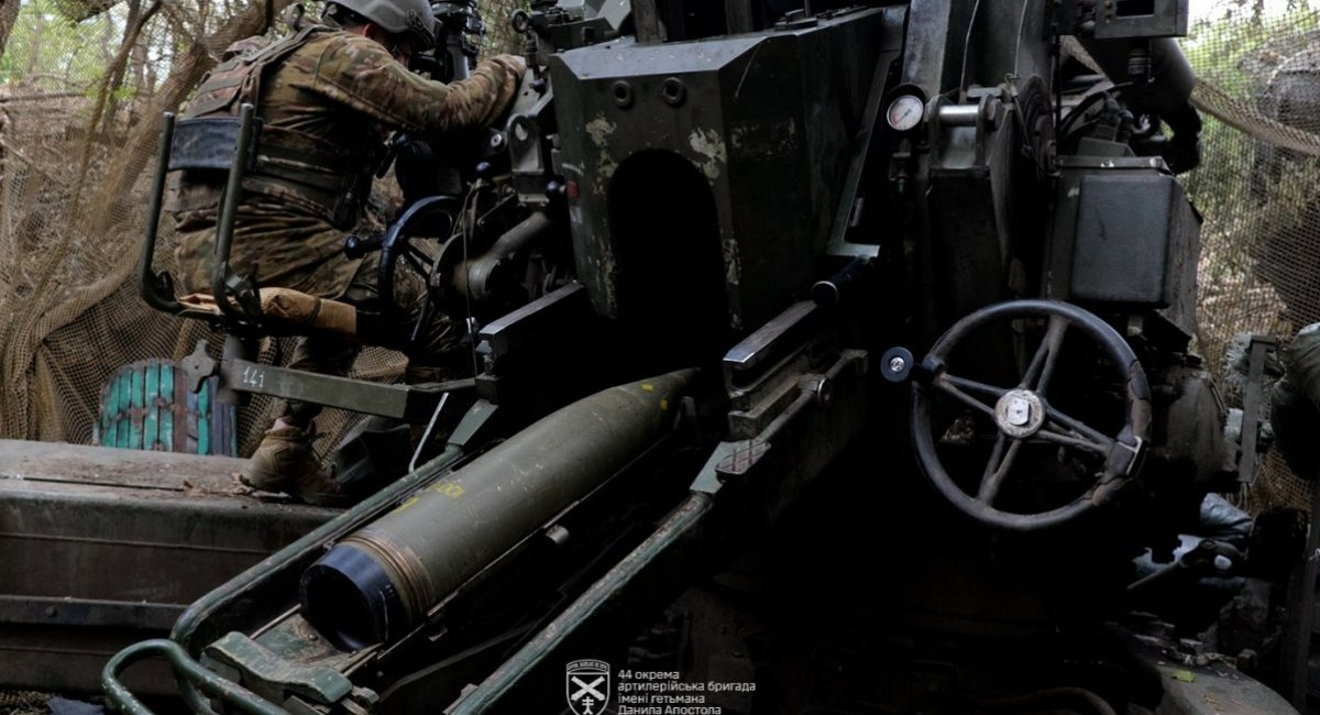 Illustrative photo: Ukrainian artillerymen load a 155mm artillery shell into a howitzer / Photo credit: 44th Artillery Brigade AFU