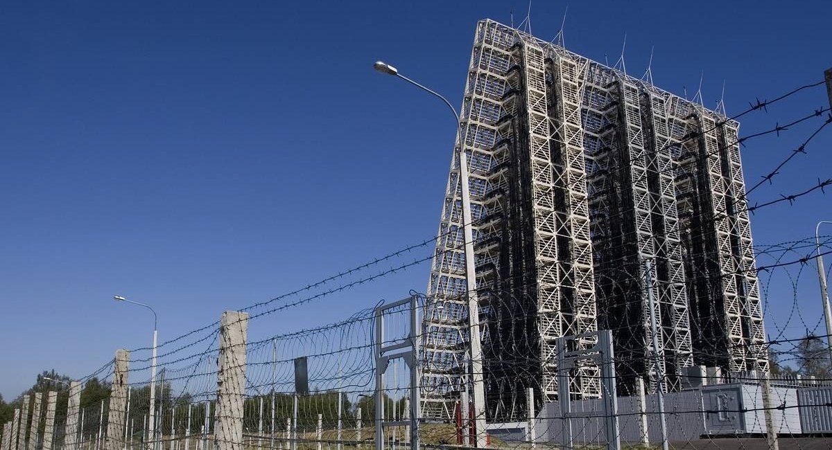 Antenna array of a Voronezh-family radar / Open-source illustrative photo