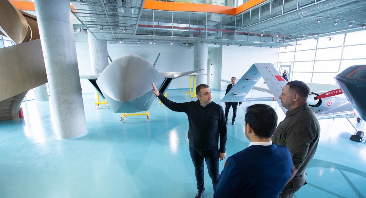 BAykar CEO Haluk Bayraktar showing the facility to the Head of the Office of the President of Ukraine Andrii Yermak / Photo credit: Office of the President of Ukraine