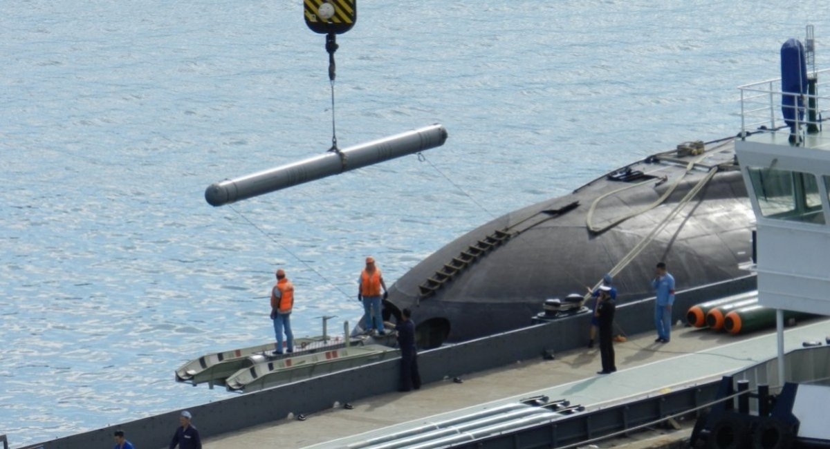 Loading of a 3M-14 Kalibr cruise missile onto a russian project 636.6 submarine in temporarily occupied Sevastopol / Illustrative photo from open sources